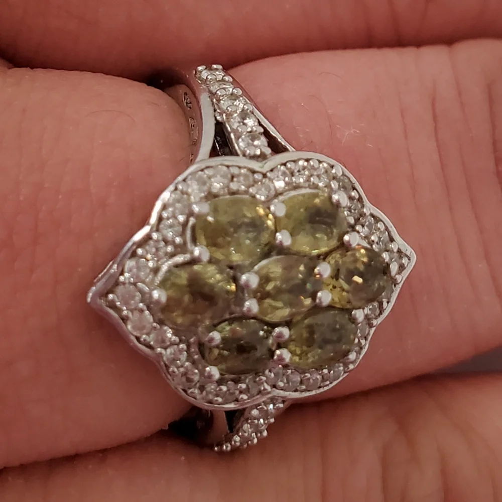 Peridot and CZ ring in 925 Sterling silver new never worn size 8 - Picture 5 of 7